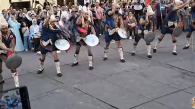 أثارت دهشة المواطنين.. ما علاقة محافظة القاهرة بالعروض الراقصة بملابس غريبة بوسط البلد؟