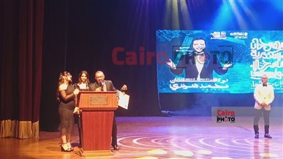 أحمد السقا يتسلم تكريم محمد هنيدي في ختام مهرجان الإسكندرية المسرحي الدولي