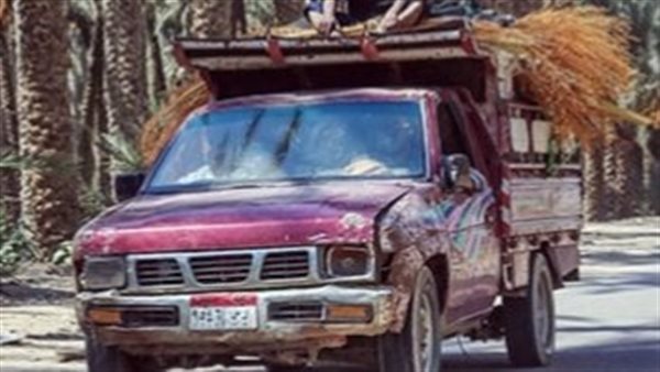 سيارة محملة بمحصول