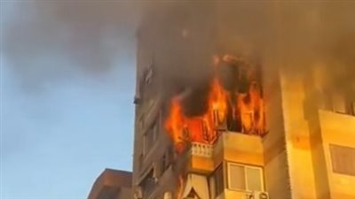 النار أكلت كل حاجة.. حريق شقتين سكنيتين بعقار في حلوان