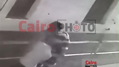 مقطع فيديو لكاميرات المراقبة يرصد لحظة سرقة وحدة تكييفات مسجد بالإسماعيلية