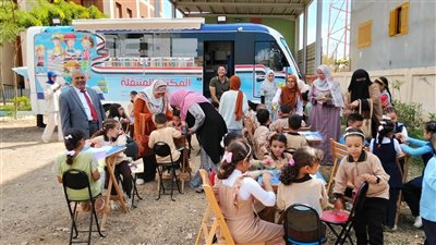 اقرأ وتعلم.. المكتبة المتنقلة تجوب قرى المنوفية وتوفر ورشًا للرسم والنحت
