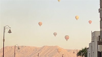 بعد الزيارة الملكية للأقصر..البالون الطائر يسجل أعلى تشغيل منذ 4 أشهر بـ 1300 سائح يحلقون في سماء المدينة