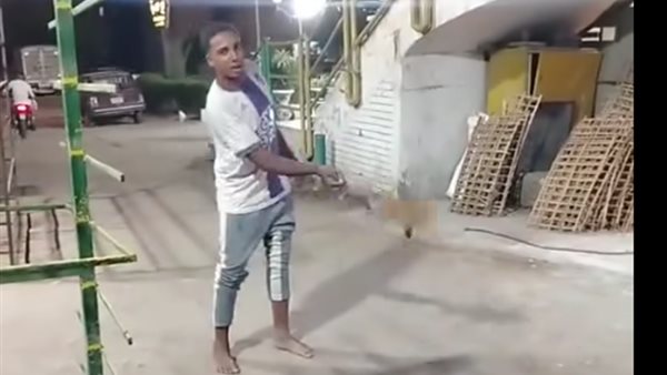 شاب يعذب الحيوانات