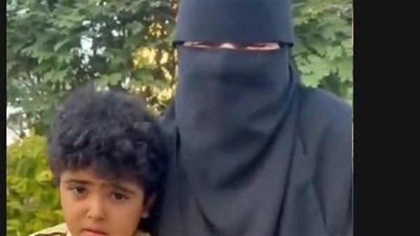 الطفل علي محمد ووالدته