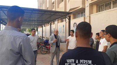 بالحلوى.. عميد تربية بنين بأسيوط يلتقي الطلاب أمام الكلية للإجابة عن استفساراتهم 