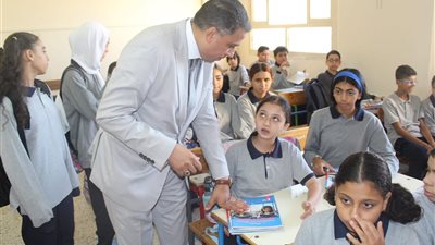 مدرسة بالجيزة تخالف قرارات التعليم وتوزع إقرارا يربط تسليم الكتب بسداد المصروفات.. ومصادر: جارٍ التحقيق