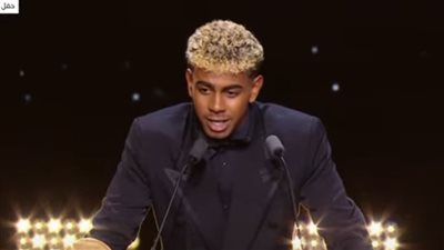 لامين يامال يفوز بجائزة أفضل لاعب شاب في حفل جوائز الكرة الذهبية 2025