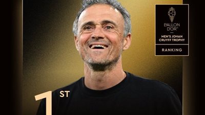 الإسباني لويس إنريكي يفوز بجائزة أفضل مدرب في العالم خلال حفل جوائز الكرة الذهبية 2025