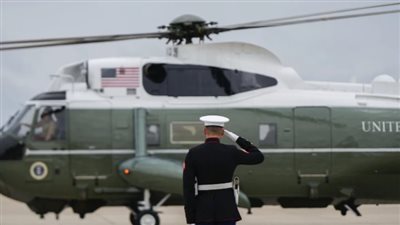 لاحتمالية تسببه في عمى مؤقت للطيارين.. اعتقال أمريكي وجه شعاع ليزر نحو طائرة ترامب