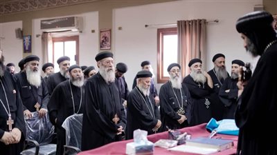 لمناقشة دور الكنيسة في خدمة المجتمع.. أسقف إيبارشية برج العرب والعامرية يعقد اجتماعا مع الكهنة