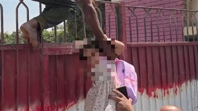 تعاطف واسع مع عامل مدرسة ببني سويف بعد فصله من العمل.. ومطالب بمحاسبة الموجّه ومديرة المدرسة 