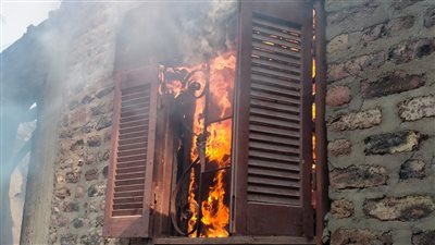النيران أكلت كل محتوياتها.. حريق يلتهم شقة سكنية في قنا