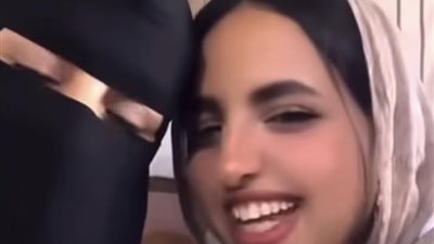  سخرتا من عمل شاب تقدم لخطبتها وظروف والده.. فيديو لفتاة ووالدتها يثير غضب السوشيال ميديا 