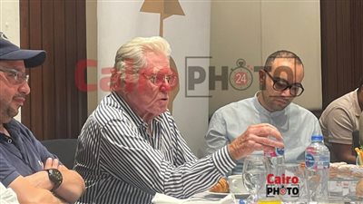مش منظرة.. حسين فهمي عن إقامته في أفخم الفنادق خلال حضوره المهرجانات السينمائية: بمثل المصريين