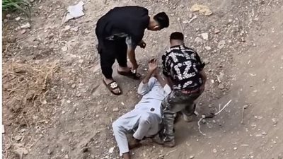 في عز الضهر.. فحص فيديو اعتداء شخصين على شاب وسرقته بفيصل