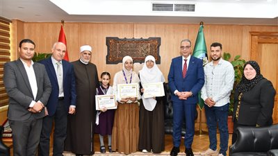 محافظ الفيوم يكرم 3 طالبات أزهريات لحصولهن على مراكز متقدمة على مستوى الجمهورية بمسابقات القراءة والإبداع