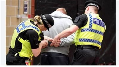 بريطانيا تعرض 2000 جنيه إسترليني على المُدانين بجرائم من المهاجرين لترحيلهم لبلادهم