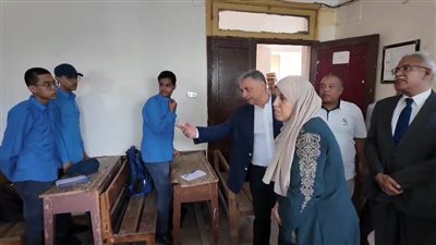 نايم ليه في الحصة؟.. محافظ الإسماعيلية يفاجئ المدارس بجولة تفقدية لمتابعة العام الدراسي الجديد