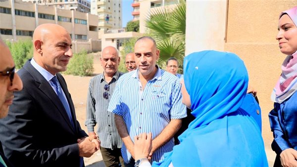 وزير التعليم مع المعلمين