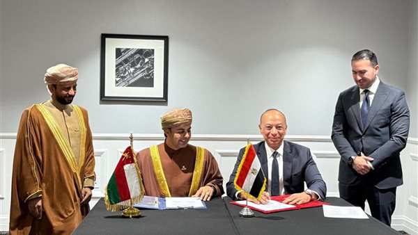 جانب من التوقيع 