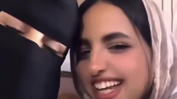  فيديو لفتاة ووالدتها