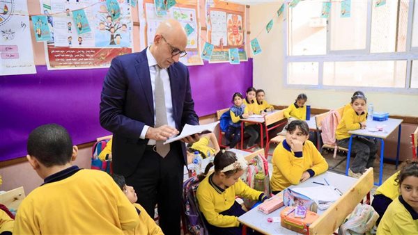 وزير التعليم مع بعض