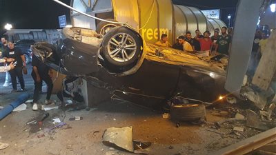 اخترقت الرصيف.. انقلاب سيارة ملاكي بكورنيش الإسكندرية يتسبب في كسر عمود إنارة 