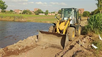 بعد ارتفاع منسوب النيل.. المنوفية تدفع بمعدات التدخل السريع لتعلية الجسر الرابط بين صنصفط والطرانة | صور