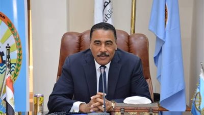 محافظ مطروح يوقف صاحب محل خلال إلقاء القمامة وسط الشارع