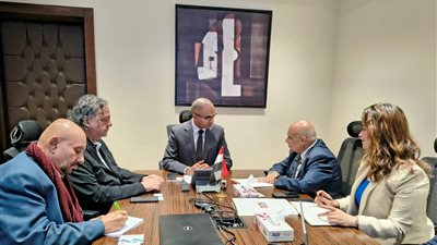 نائب وزير الإسكان يناقش مجالات التعاون مع شركة متخصصة في تصنيع مكونات مشروعات المياه والصرف