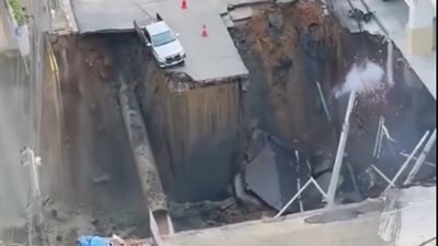 هبوط أرضي مفاجئ في بانكوك يبتلع المارة والسيارات ويثير الذعر| فيديو 