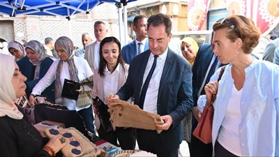 محافظ البحيرة والسفير الفرنسي يجريان جولة نيلية وزيارات أثرية بمدينة رشيد