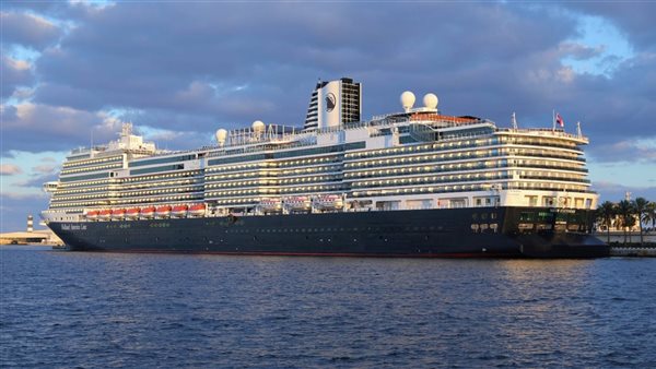 سفينة سياحية 