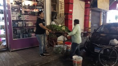 حي وسط الإسكندرية يشن حملة لإزالة التعديات على حرم الطريق للتيسير على المارة