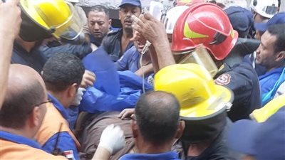 معجزة وسط ألسنة اللهب.. انتشال أحد أفراد الحماية المدنية حيا من تحت أنقاض مصنع المحلة المنهار