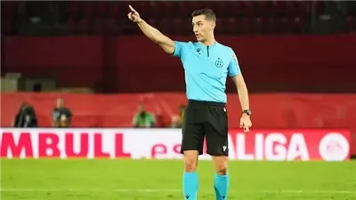 كان متواجدًا في مباراة الأهلي وبيراميدز وشهد انسحاب الزمالك.. من هو حكم القمة؟