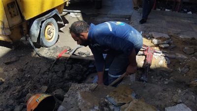 إصلاح كسر في ماسورتي مياه بحي وسط الإسكندرية