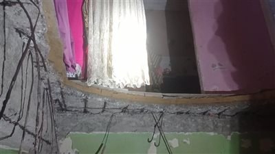 خلال ترميمه.. سقوط سقف أحد العقارات بالإسكندرية وإصابة 3 عمال | صور