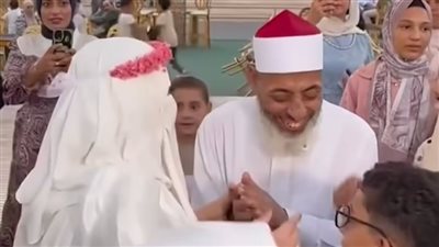 شافها بقلبه.. فيديو احتفال أب كفيف بحفل زفاف ابنته في مشهد مؤثر يتصدر التريند