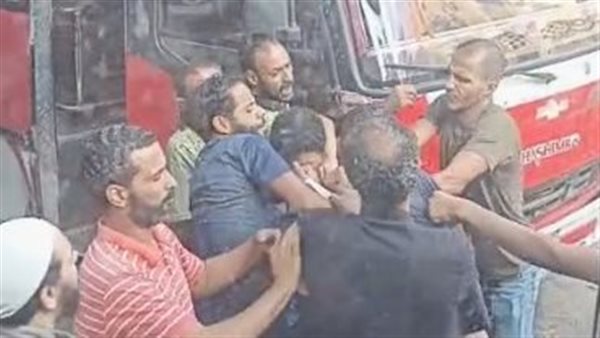 سائقو أجرة يعتدون