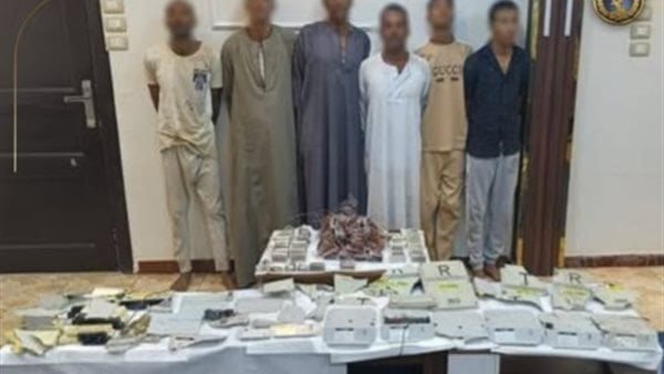 المتهمون بسرقة أجهزة