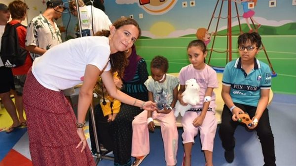 متطوعين أجانب يدعمون