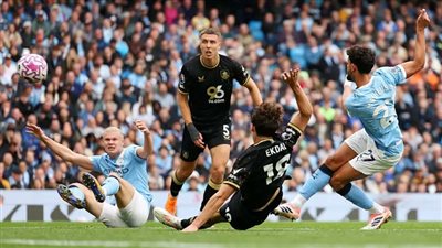 نتيجة مباراة مانشستر سيتي وبيرنلي في الدوري الإنجليزي.. مدافع الكلاريت يساهم في فوز السماوي 5-1