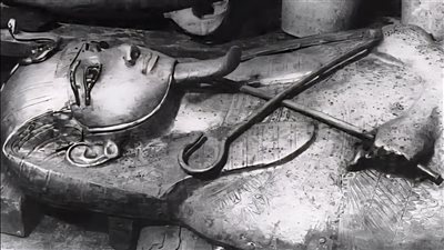 صورة نادرة توثق لحظة اكتشاف التابوت الفضي الشهير للملك بسوسنس الأول عام 1940