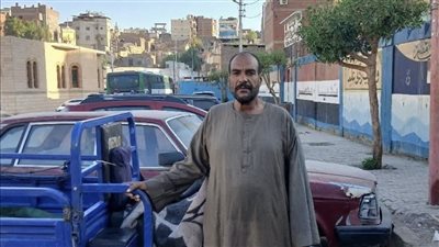 محافظ أسوان يقدم واجب العزاء لأسرة شهيد العمل حمادة الفران ولزملائه بمشروع النظافة 