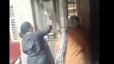 أهالي مريض يعتدون على طبيب بمستشفى سيد جلال الجامعي وتهديده بالقتل