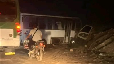 تصادم أتوبيس ركاب مع سيارة ملاكي بطريق بلبيس - العاشر.. وجار حصر أعداد المصابين