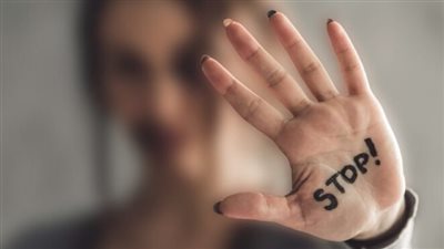 والدة الطالبة ضحية الاعتداء أمام مدرسة بالطالبية: بنتي فقدت القدرة على الكلام من الضرب