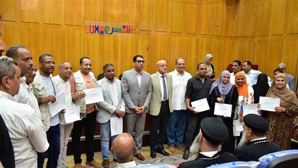 محافظ الأقصر يكرم